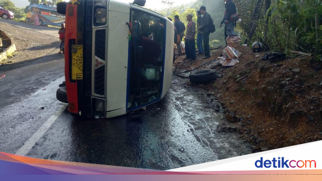  Mobil  Rombongan Pengantin  Terguling di Tanjakan Panganten 