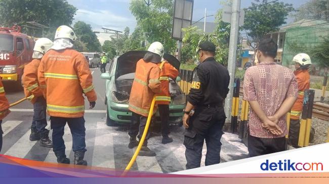 Mobil Sedan Terbakar di Simpang Tiga Taman Pelangi 3 Mobil Sedan Terbakar di Simpang Tiga Taman Pelangi 3