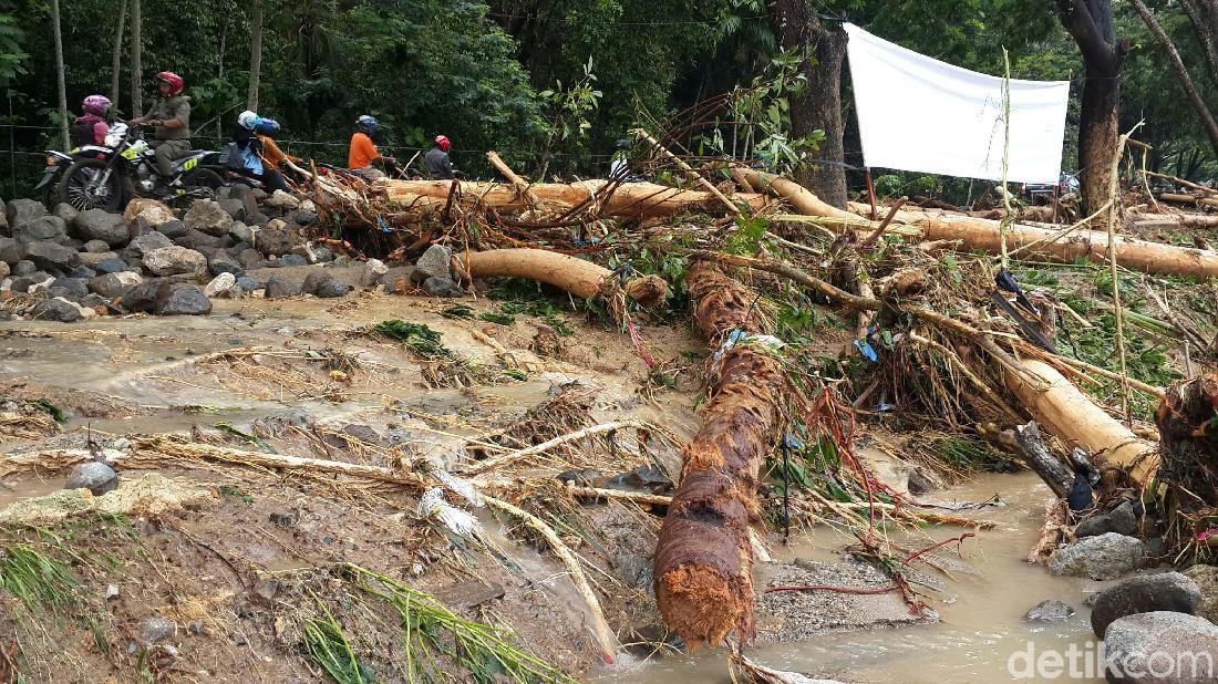 Banjir Dan Tanah Longsor Terjang Pacitan