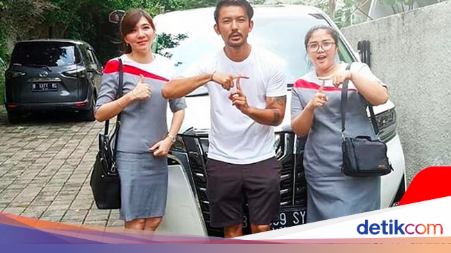 Semringahnya Rio  Dewanto  Bawa Alphard Baru