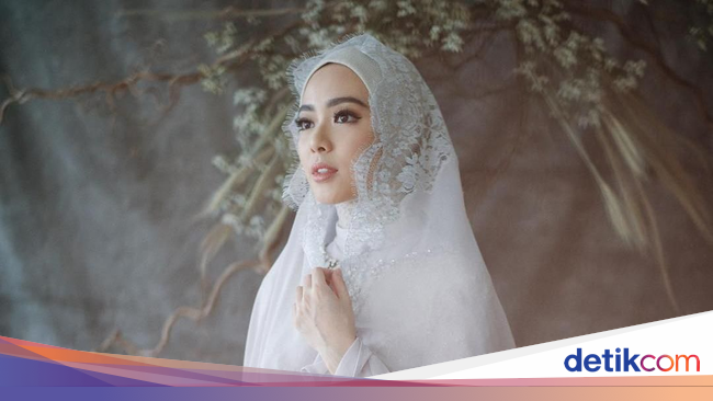 Resmi Menikah Ini 10 Gaya Lindswell Kwok Pakai Gaun Resmi Menikah Ini 10 Gaya Lindswell Kwok Pakai Gaun