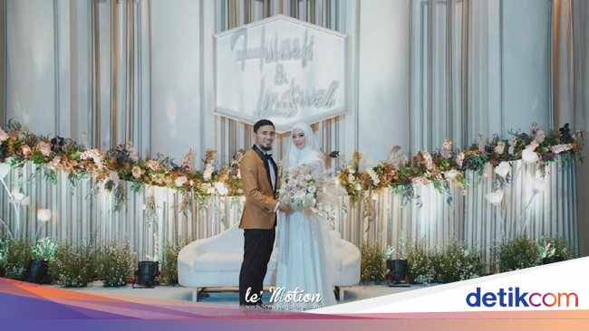 Haru dan Bahagia di Resepsi Hulaefi dan Lindswell Kwok Haru dan Bahagia di Resepsi Hulaefi dan Lindswell Kwok