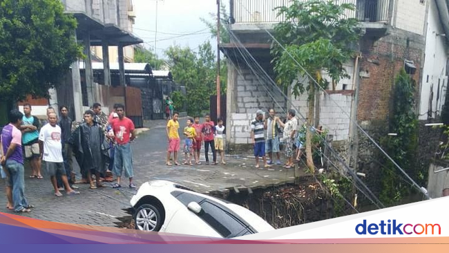 Dampak Hujan di  Kota  Malang  Jalanan Banjir Hingga Mobil  