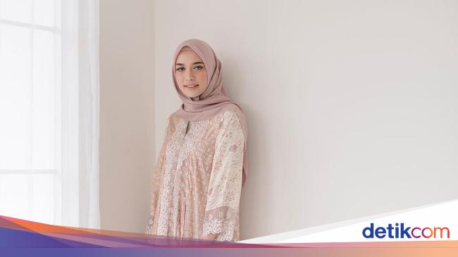 10 Baju  Atasan Pilihan Mega Iskanti Simple  Tapi  Cantik 