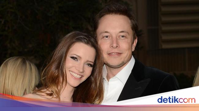 Elon Musk among 6 Dream Girls and 9 Children