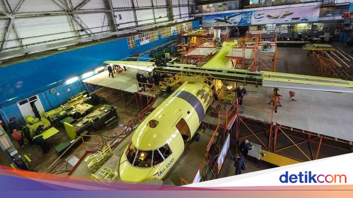 190+ pabrik perakitan pesawat foto foto stok, potret,... Megahnya Pabrik Perakitan Pesawat Antonov An-12BP