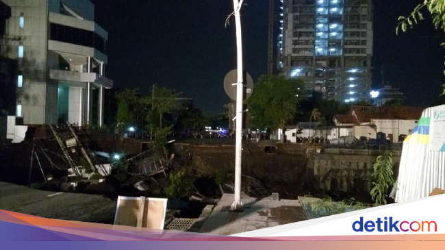 Tanah Ambles Efek Crane Ambruk Bikin Jalan Gubeng Terputus