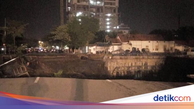 Crane di Dekat RS Siloam Surabaya Ambruk, Akses Jalan Tertutup