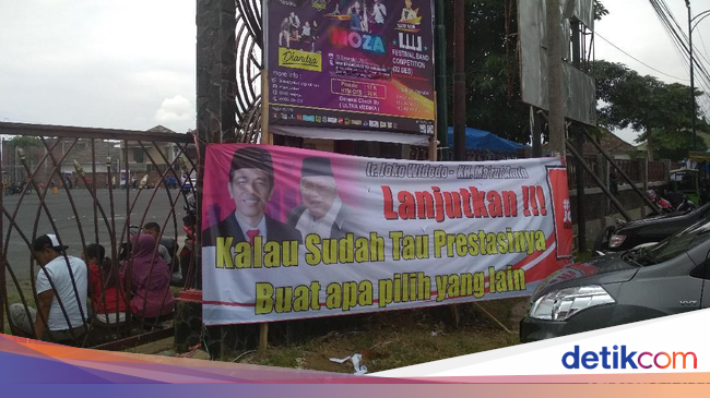  Spanduk  Jokowi Kepung Lokasi  Kampanye Sandi di Gor Tulungagung