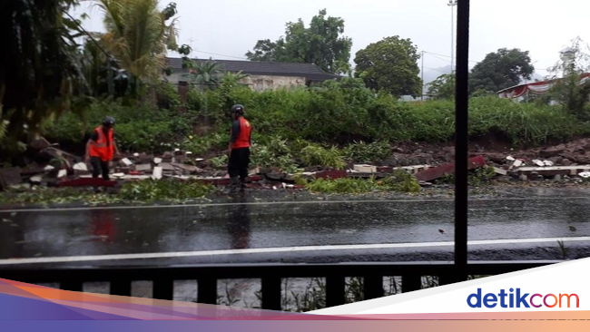 Hujan Lebat Tembok Pagar Kantor Bupati Wonogiri Roboh Hujan Lebat Tembok Pagar Kantor Bupati Wonogiri Roboh