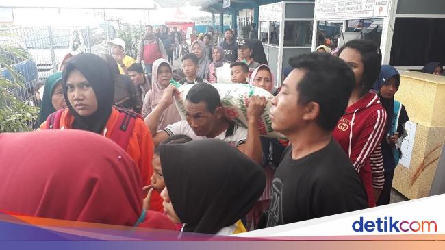 Libur Nataru Penumpang Mulai Padati Pelabuhan Merak