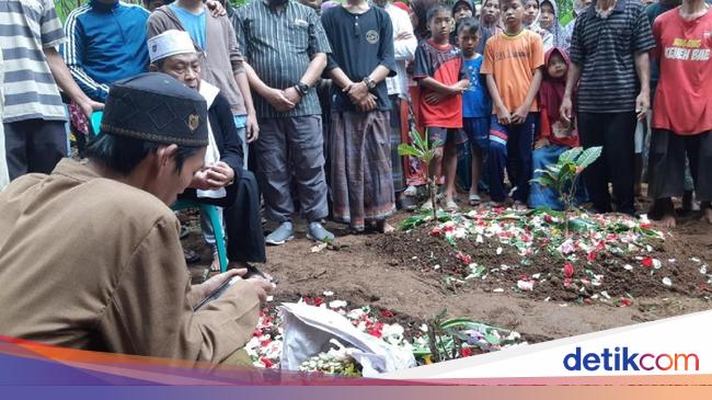 Ibu dan Anak Warga Ciamis Tewas Diterjang Tsunami Selat Sunda Ibu dan Anak Warga Ciamis Tewas Diterjang Tsunami Selat Sunda
