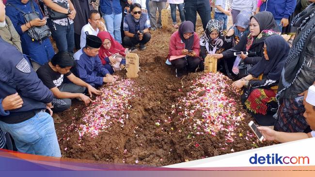 Jenazah Aa Jimmy dan Istri Dimakamkan Berdampingan
