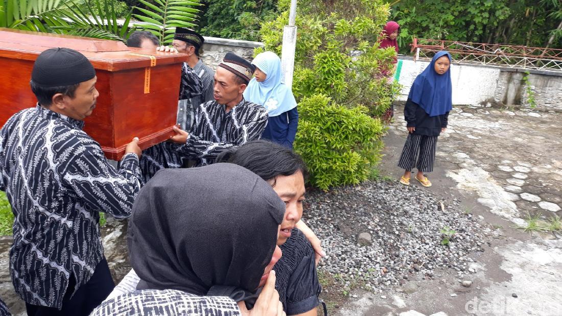 Isak Tangis Keluarga Iringi Kedatangan Jenazah Andi 'Seventeen'