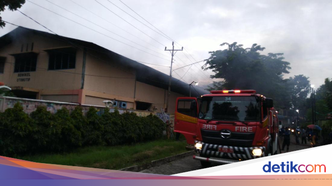 Mobil Hangus Terbakar di Bengkel SMK di Semarang Mobil Hangus Terbakar di Bengkel SMK di Semarang