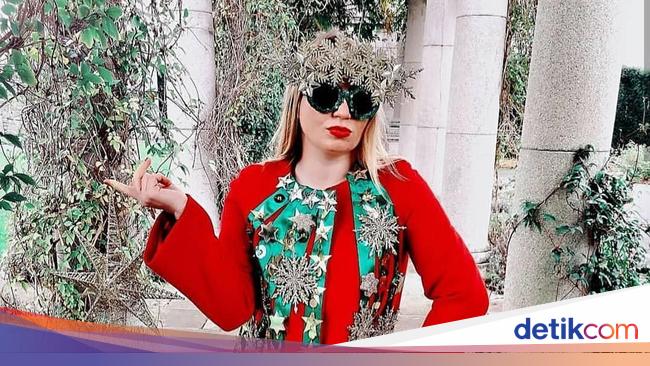 Foto Wanita Ini Dandan Gila gilaan Jadi Mirip dengan Foto Wanita Ini Dandan Gila gilaan Jadi Mirip dengan