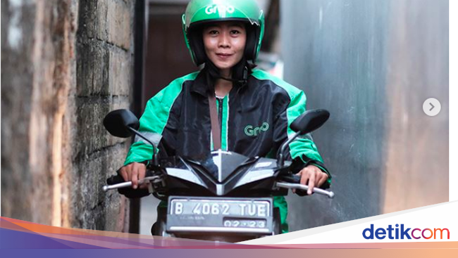 Kerja Siang Malam Winda, Karyawati Nyambi Grab Demi Anak