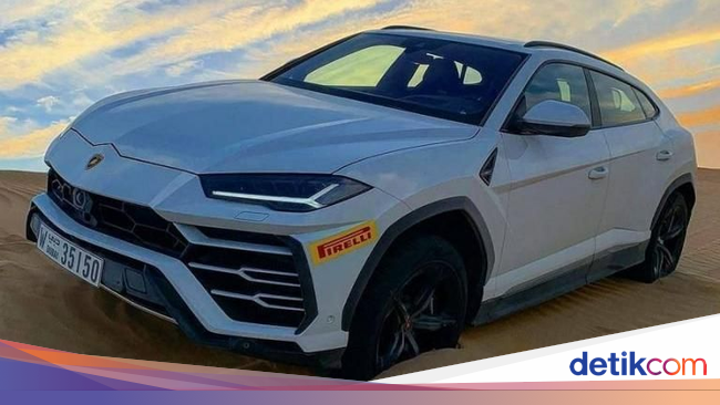 Nggak Takut Rusak Lamborghini  Urus  Bermain di Pasir