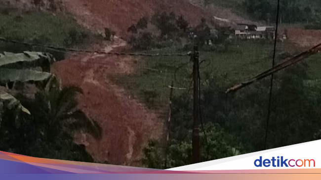 41 Orang Diduga Masih Tertimbun Longsor di Kampung Adat Sukabumi - detikNews