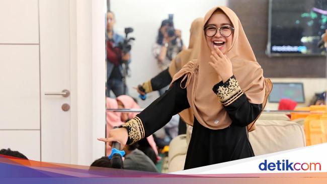 Wajah Bahagia Ria Ricis saat Syukuran Rumah Barunya