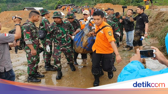 Petugas Temukan 2 Korban Tewas Tertimbun Longsor di Kampung Adat - detikNews
