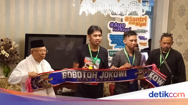 Rombongan Bersyal 'Bobotoh Jokowi' Sambangi Rumah Ma'ruf Amin