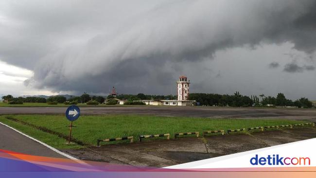 Awan Berbentuk Ombak Bergulung Gulung Di Langit Makassar Bikin Heboh