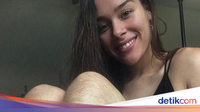 Wanita Cantik Ini Buat Gerakan Pamer Bulu  Ketiak dan Kaki 