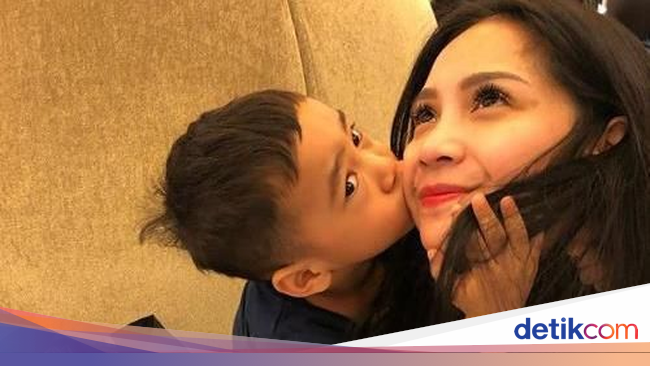 Demam Tinggi, Rafathar sampai Muntah di Tempat Tidur