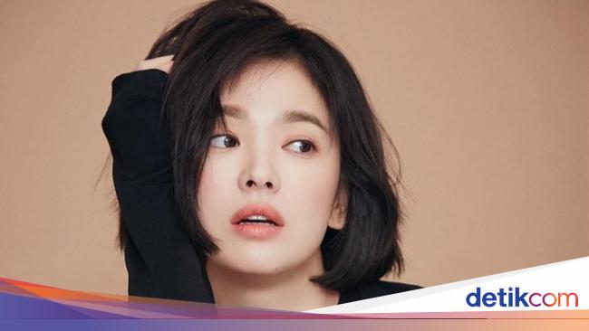 Foto Saat Song Hye Kyo Pose Mangap Tapi Seksi Gayanya Bikin Terpana
