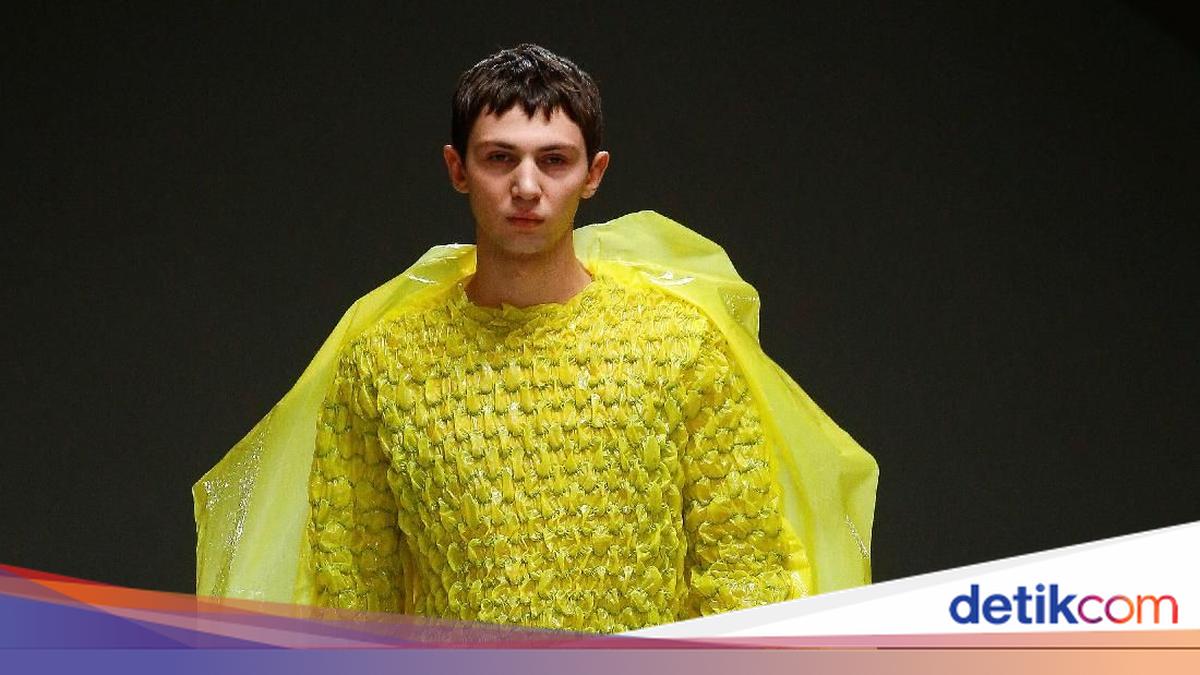 Foto: Baju dari Bubble Wrap Eksis di Fashion Show London, Bisa Dipakai?