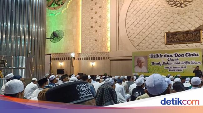 Jemaah Di Masjid Istiqlal Gelar Dzikir Untuk Ustaz Arifin Ilham