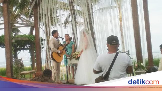 Manis Dan Syahdu Nyanyian Randy Pangalila Pada Istri Di Altar