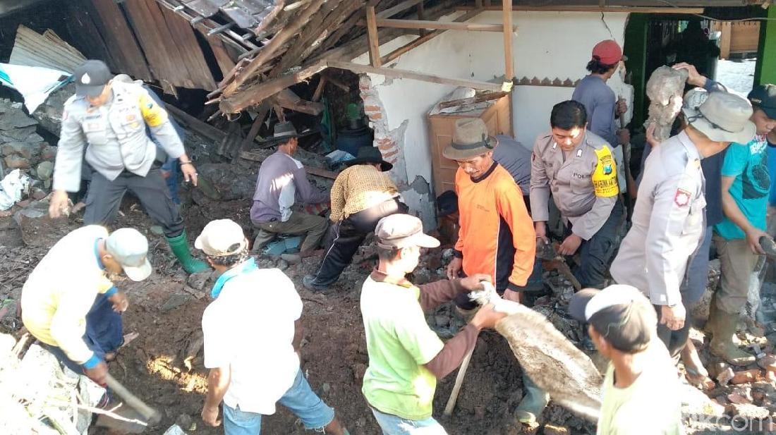 Polisi Bantu Korban Banjir Dan Tanah Longsor Di Mojokerto