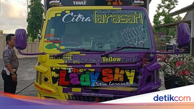 Truk Zig zag Gegara Sopir Tiru Kapten Oleng di Bantul Truk Zig zag Gegara Sopir Tiru Kapten Oleng di Bantul