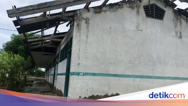 Miris Anak  SD  di Sulbar Belajar di Kelas  yang Nyaris Ambruk