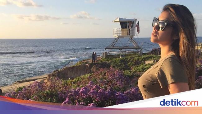 Foto: Liburannya Si Hot Mama, Sarah Azhari