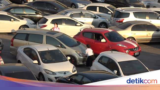 Parkiran Semrawut Mirip Game Tetris, Banyak Mobil yang Penyok