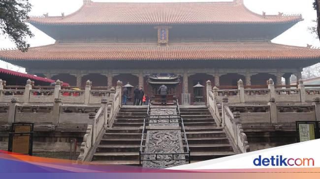 Foto: Batu Prasasti Unik di China yang Dibawa Lewat Sungai Membeku