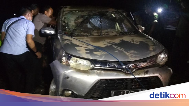  Mobil  yang Tercebur di Sungai  Brantas  Berhasil Diangkat