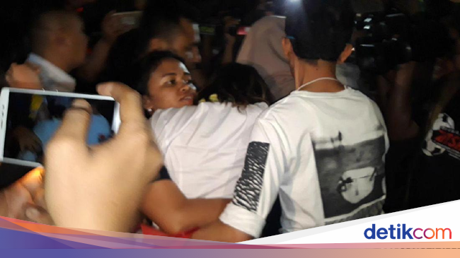 Hampir Pingsan Usai Pemeriksaan, Vanessa Angel Dilarikan ke RS - detikNews