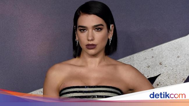 Penampilan Memikat Dua Lipa Pakai Rok Transparan di Karpet Merah