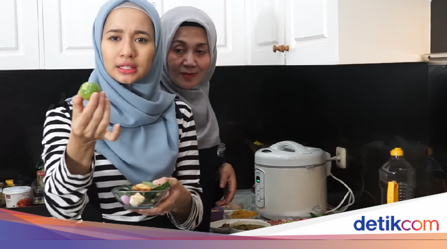Serunya Laudya Cynthia Bella Saat Masak Nasi Liwet dan Cumi Asin Sambel Ijo