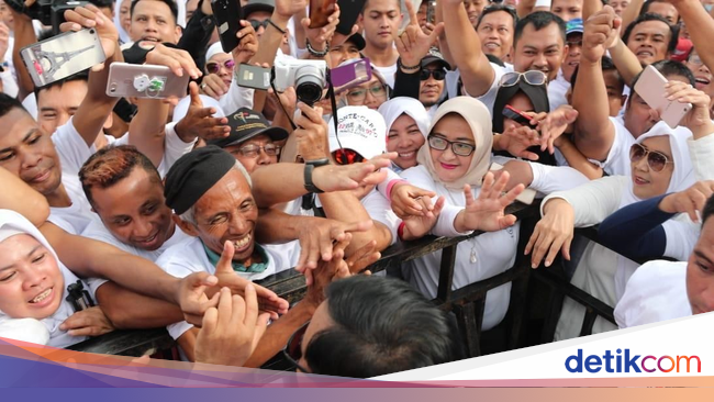 Saat Topi Prabowo Jadi Rebutan Emak-emak