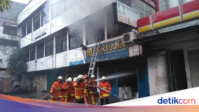 Kondisi Tutup Toko  Kimia di  Surabaya  Terbakar
