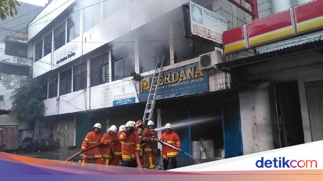 Kondisi Tutup Toko Kimia di Surabaya Terbakar Kondisi Tutup Toko Kimia di Surabaya Terbakar