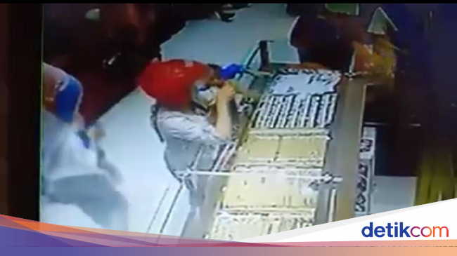 Emak emak Kembali Terekam CCTV Curi Perhiasan di Toko Emas 