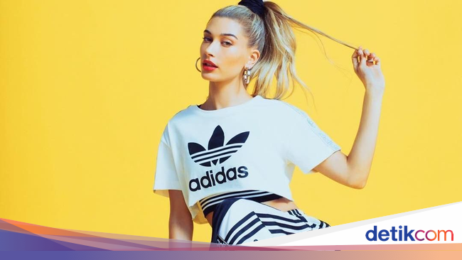 Strandid Pose Tarik Rambut yang Lagi Hits di Instagram Strandid Pose Tarik Rambut yang Lagi Hits di Instagram