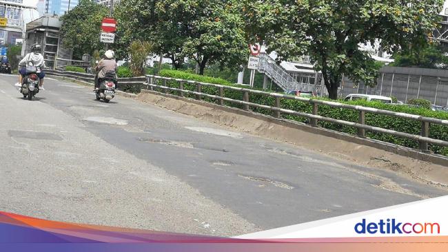 Tulisan Bahaya  Bahaya  Lubang di Jl MT Haryono Makin Banyak dan Melebar