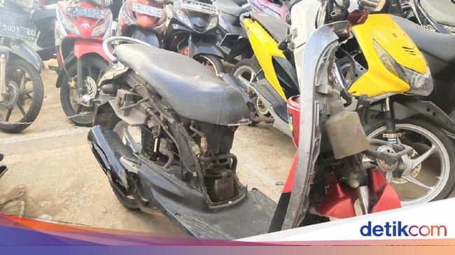 Scoopy Dicabik-cabik Pengendara yang Kena Tilang